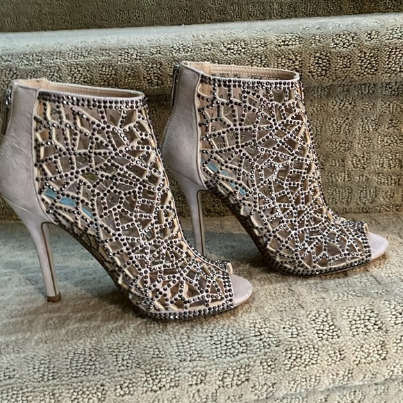 Fabulous Betsey Johnson cream with gunmetal bling caged peep toe 4” bootie. - Picture 12 of 16
